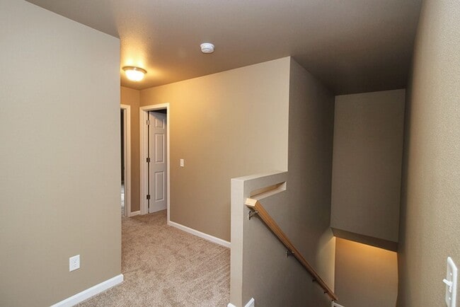 Building Photo - Reserve this Twin Home in a COZY Neighborhood Available Now!