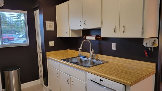 Building Photo - Annual or short term turnkey furnished ground floor condo near Siesta Key