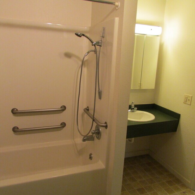 Accessible bath set-up - 2130 Frances St