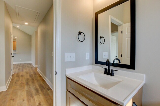 Building Photo - 102 Riverbend Dr