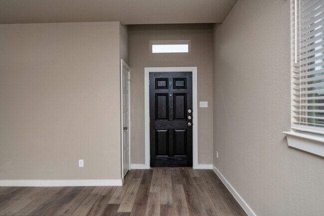 Building Photo - GORGEOUS 3 BEDROOM DUPLEX LOCATED IN MIDLO...