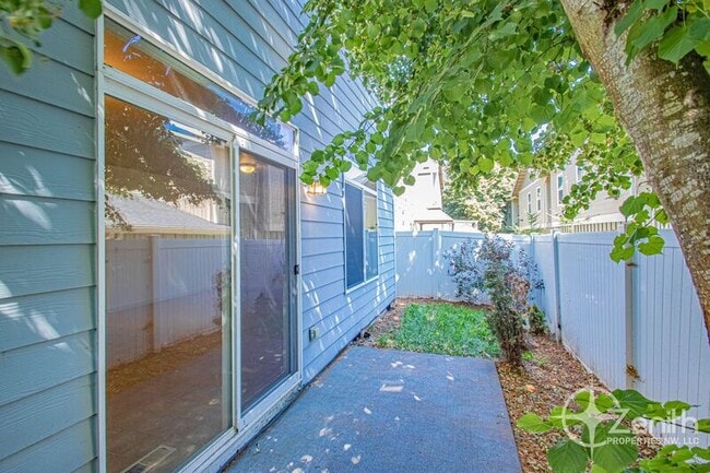Building Photo - 7021 NE 55th St