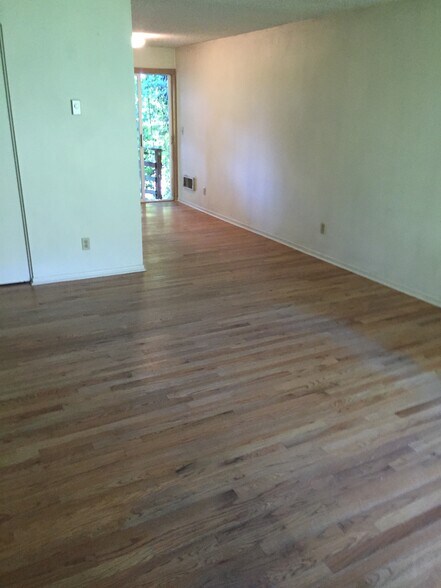 Building Photo - 8815 SW Terwilliger Blvd
