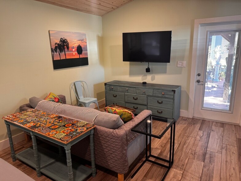 Smart TV with wifi - 124 19th Ave S