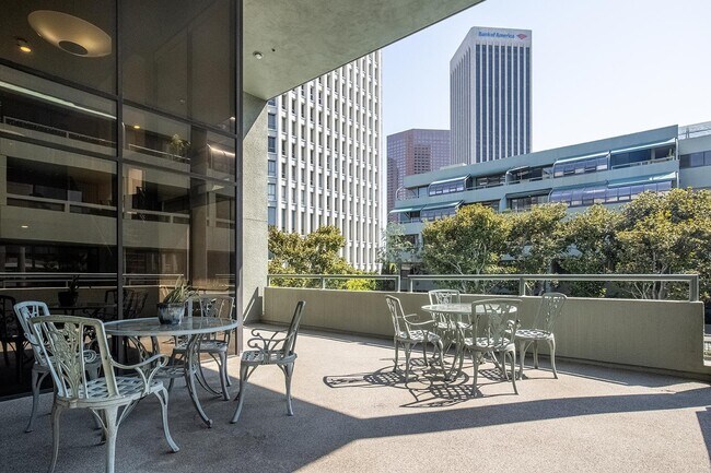 Common Patio - 880 W 1st St