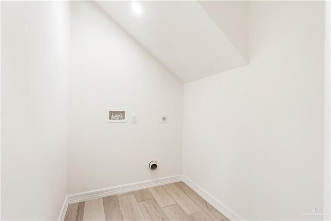 Building Photo - 2312 Corales St