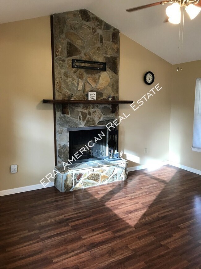 Building Photo - 912 Spruce Ct