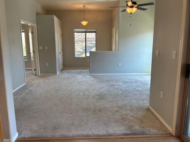 Building Photo - Condo 2 bedroom 2 bathroom Gated Entrance