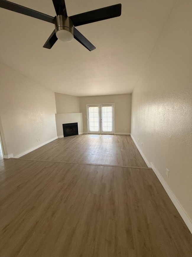 Building Photo - Central Phoenix Townhome Oasis – 2 Bed, 2 Bath, Gated with Pool!