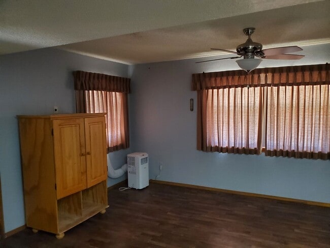 Building Photo - 3 Bedroom, 2 Bath with large fenced in bac...