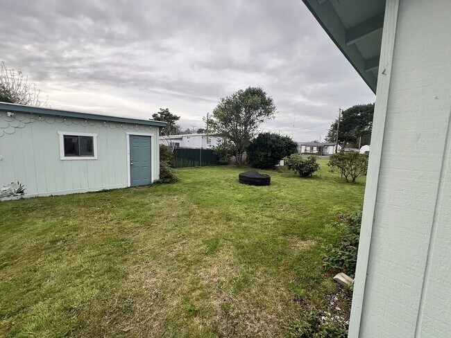 Building Photo - Well Maintained, 2-Bedroom, 1-Bath Home Cl...