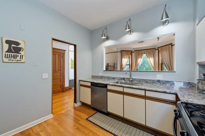 Building Photo - 4011 N Kenmore Ave
