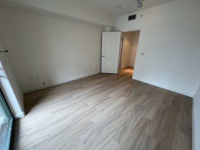 Building Photo - $3,595 - Beautiful and Spacious Downtown San Jose 2bd/2ba Condo in a Luxury Complex Next To SJSU