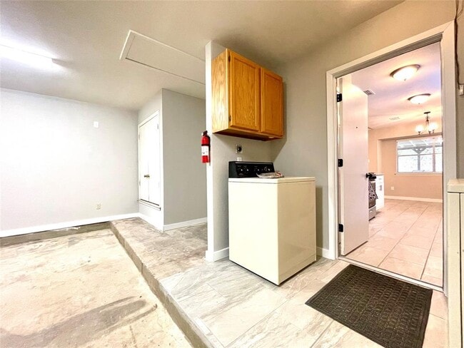 Building Photo - 703 Twin Oak Trail