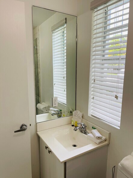 Building Photo - 810 7th St