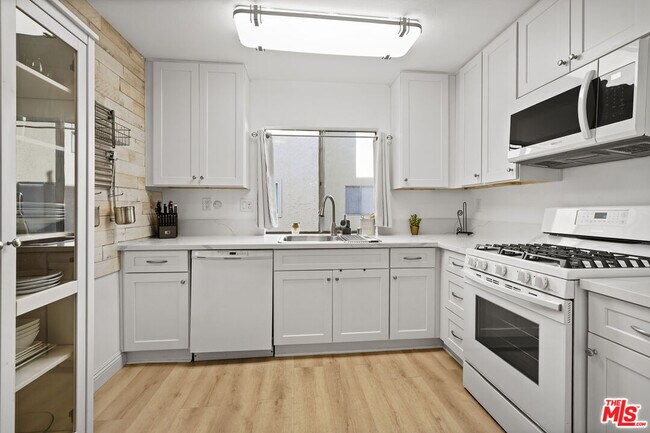 Building Photo - 5245 Coldwater Canyon Ave