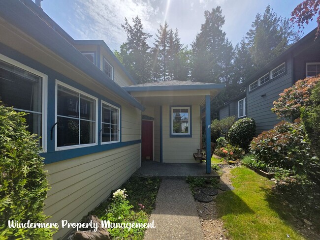 Building Photo - Bright and Spacious, Conveniently located ...