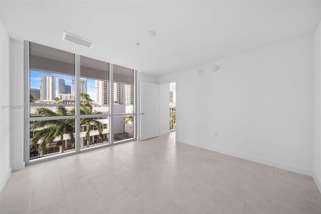 Building Photo - 2150 N Bayshore Dr