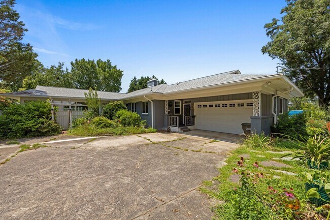 Building Photo - Gorgeous and Spacious 3 Bedroom Ranch in T...