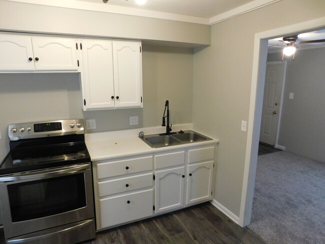 Building Photo - 1 Bed 1 Bath Duplex w/ Washer Dryer