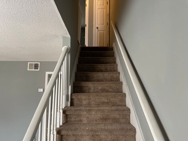 Building Photo - Cozy Townhome