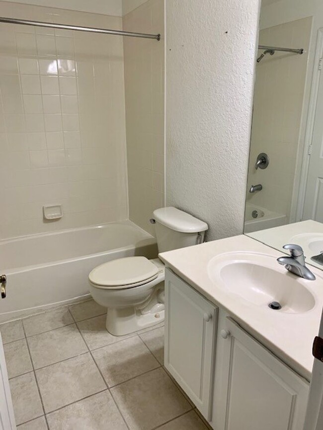 Building Photo - 2 bed 2.5 bath Townhome in Stonebridge Lak...