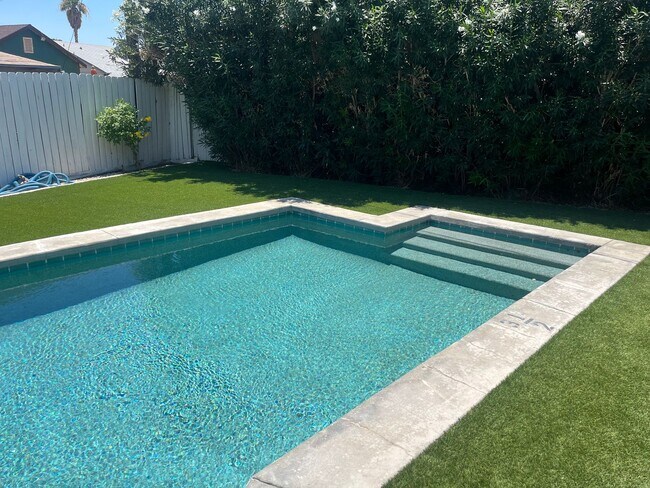 Building Photo - POOL HOME 3 BEDROOMS 3 BATHS