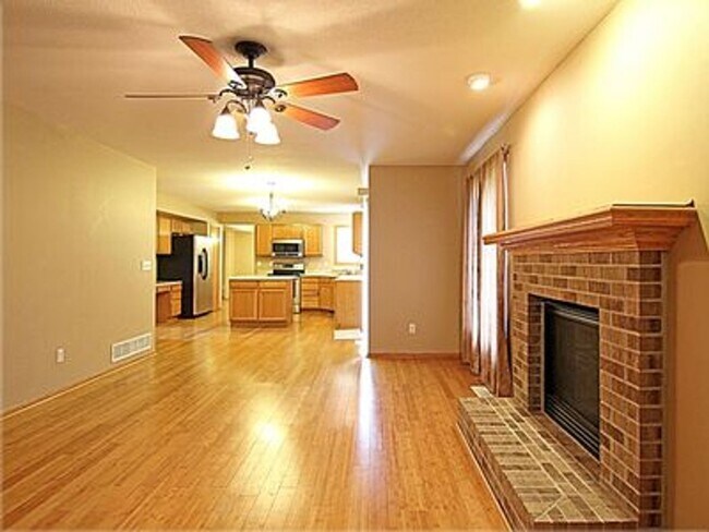 Building Photo - Great NE location -  4 bedroom 2.5 bath with attached 2 stall garage. Close to shopping & restaur...