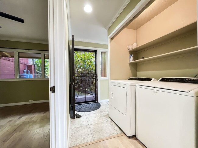 Building Photo - Pet Friendly 2-Bedroom Palolo Duplex