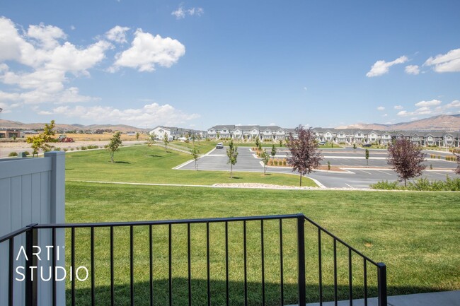 Building Photo - Beautiful Townhome in Lehi