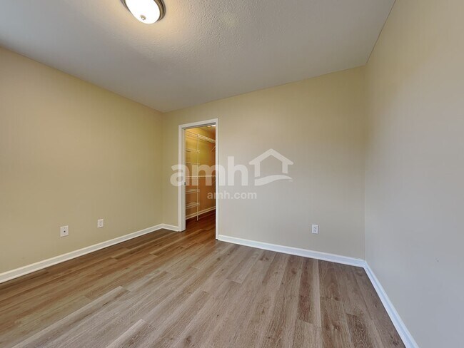 Building Photo - 5 Wells Dr