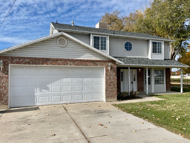 Building Photo - 4 Bedroom Syracuse Home