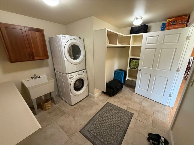 Building Photo - 3 Bed 2 Bath Large Beautiful Home