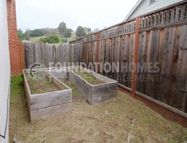 Building Photo - 115 Grande Vista