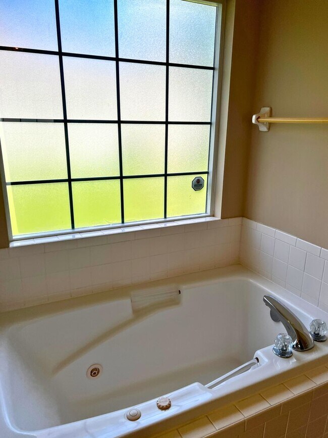 Building Photo - Charming 4/2 with fenced in yard