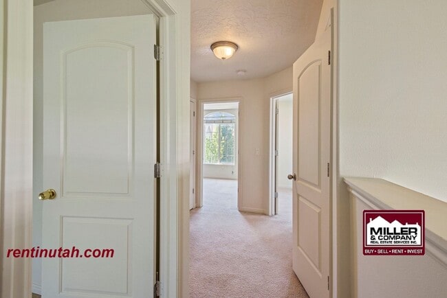 Building Photo - Cute Town House in gated community!!