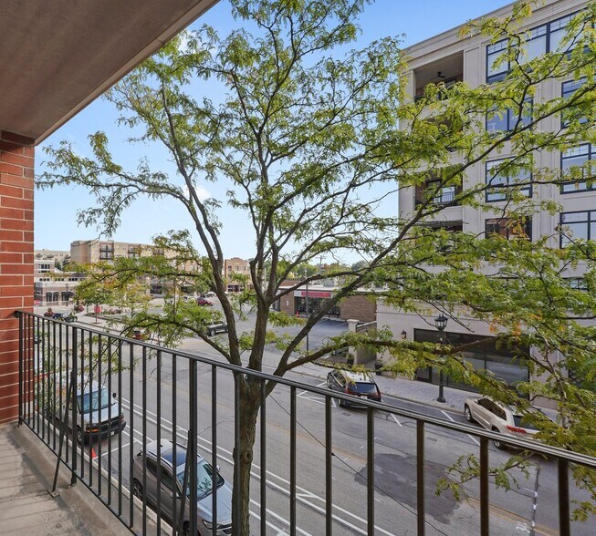 Building Photo - 210 N Addison Ave #401