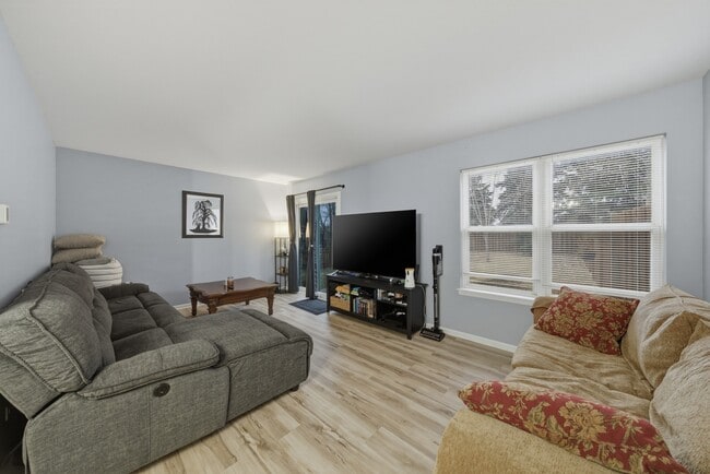 Building Photo - 541 Heritage Dr