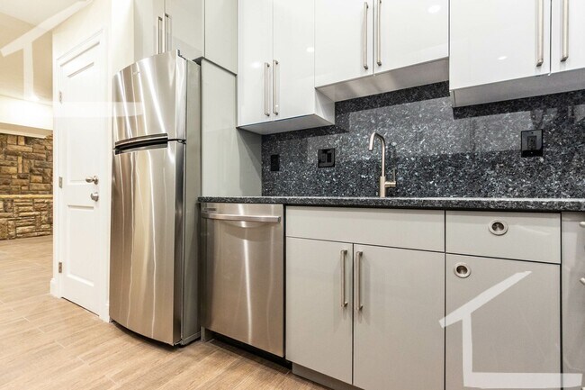 Building Photo - Charming, Renovated Apt near C-Line with 2...