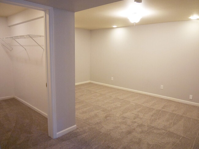 Building Photo - 5555 E Briarwood Ave