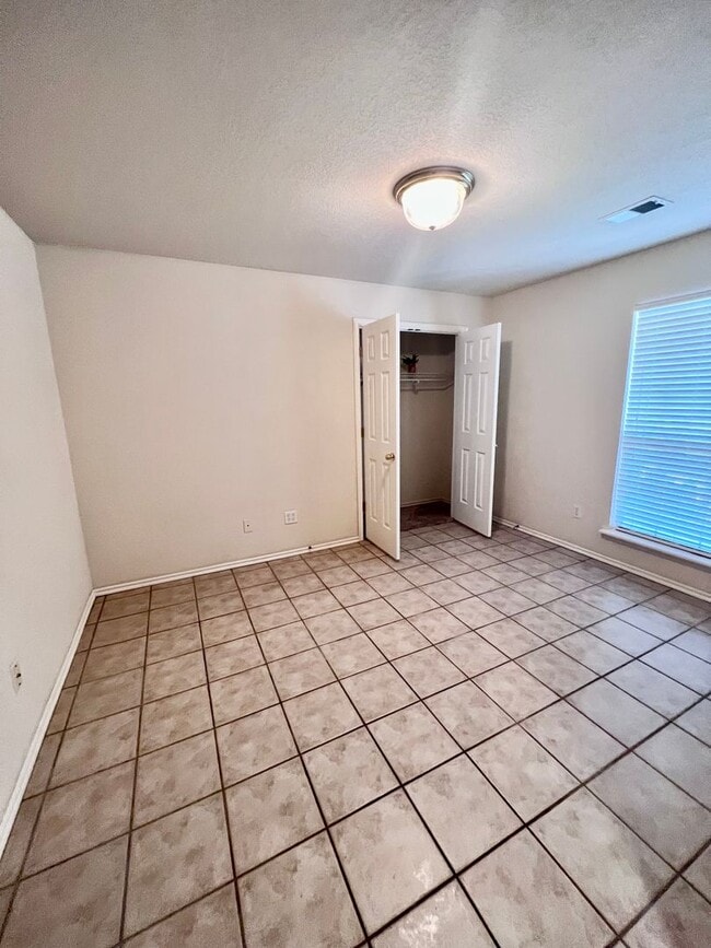 Building Photo - 4 bedroom with Storm Shelter in Yukon Gate...