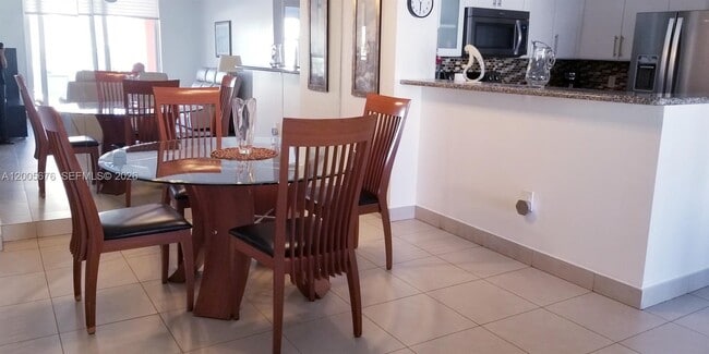 Building Photo - 19901 E Country Club Dr