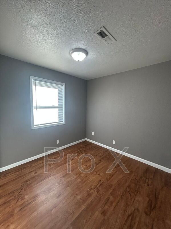 Building Photo - 405 Park St