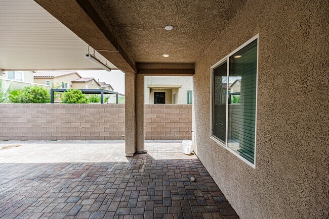 Building Photo - Beautiful 2 story Home
