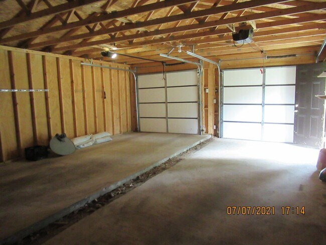 Building Photo - 2 Bedroom, 2 Bath, with Double Garage.
