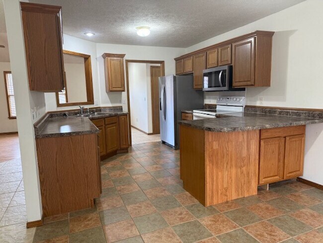 Building Photo - PRE-LEASING! 3 Bedroom in Battlefield