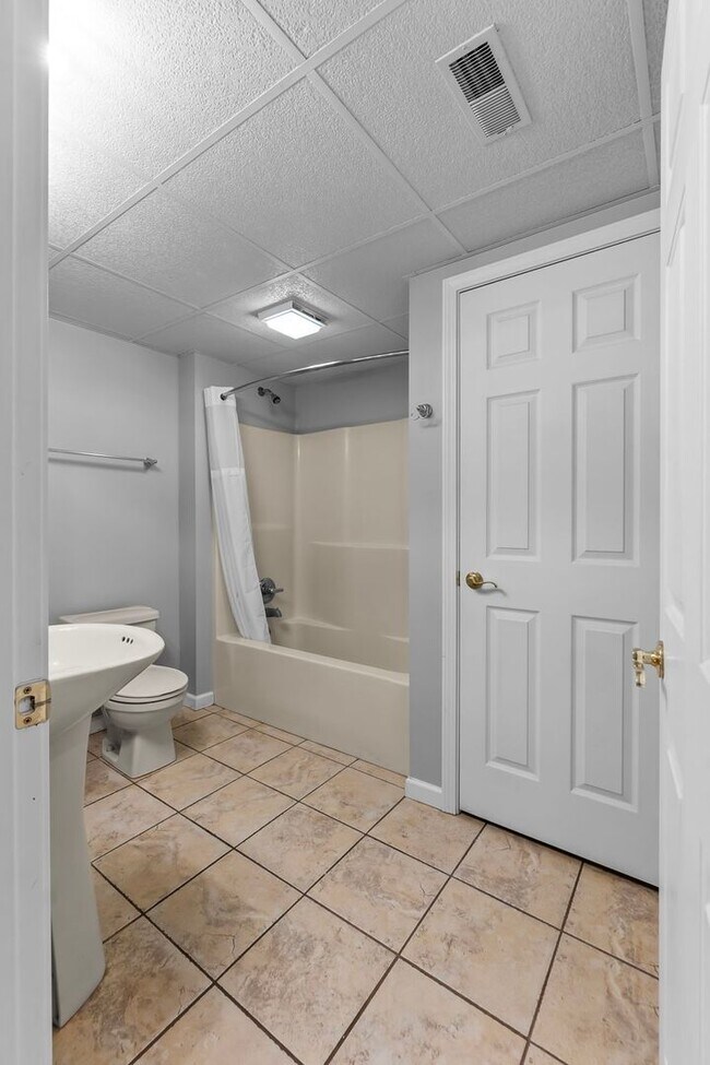 Building Photo - 911 Stonebridge Dr