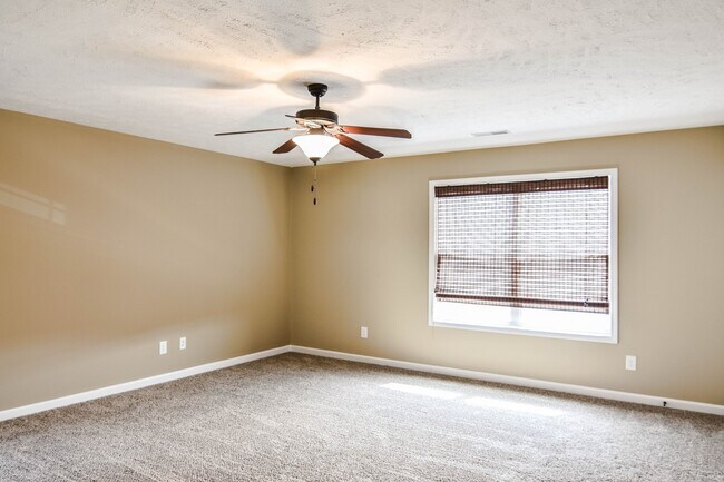 Building Photo - Pet Friendly Three Bedroom with Bonus!