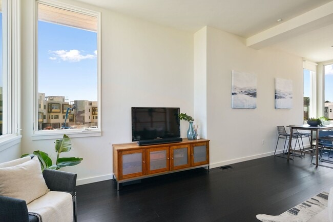 Building Photo - SF Shipyard - 3 BR, 2.5 BA Townhouse 1,437 Sq. Ft. - 3D Virtual Tour, 2-Car Garage