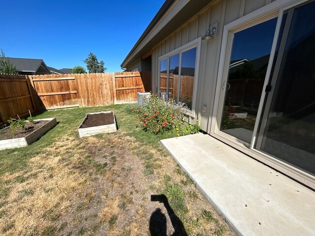 Building Photo - 2 Bedroom Townhouse in SW Redmond